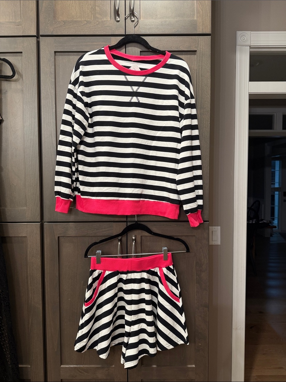 Women’s Black & White Striped sweatshirt & short set, Pink banded NWT Size Small